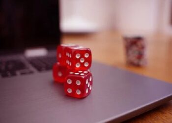 How online gambling plays a role in the안전놀이터?